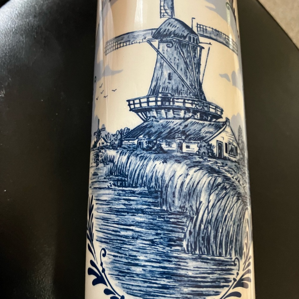 SOLD.   BOTS BLUE DELFTS ROYAL DISTILLERIES IN HOLLAND GRNEVER GIN DECANTOR